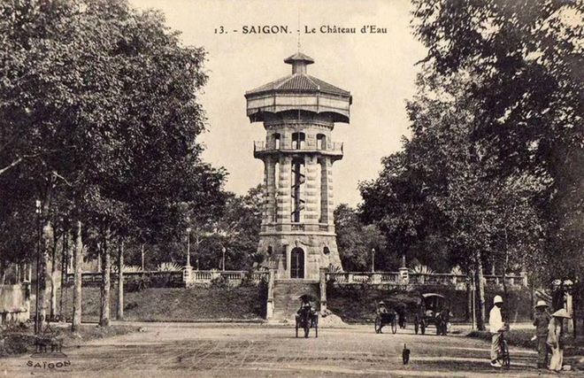  5. Alexandre Francis Decoly có các hình ảnh ở Sài Gòn từ năm 1905 đến 1924. Ông biên tập các bưu ảnh, trú ngụ ở số 10 đại lộ Charner cùng chỗ với nhà nhiếp ảnh Planté. Ảnh bồn nước Sài Gòn do Alexandre Decoly thực hiện, nay là hồ Con Rùa.