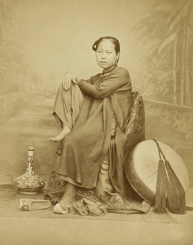  1. Émile Gsell: Một trong những nhiếp ảnh gia tiên phong ở Việt Nam được ông Hiệp đề cập đến là Émile Gsell (1838-1879) nhà nhiếp ảnh chuyên nghiệp và thương mại đầu tiên ở Sài Gòn. Trong ảnh là chân dung một phụ nữ Bắc Kỳ (Tonkin) do Émile Gsell chụp.