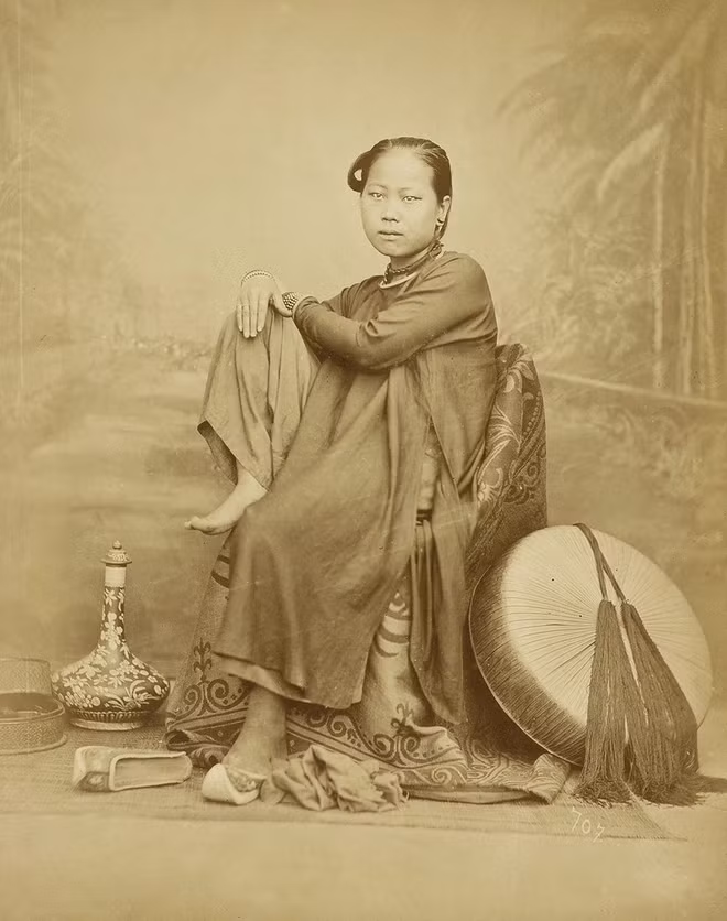  1. Émile Gsell: Một trong những nhiếp ảnh gia tiên phong ở Việt Nam được ông Hiệp đề cập đến là Émile Gsell (1838-1879) nhà nhiếp ảnh chuyên nghiệp và thương mại đầu tiên ở Sài Gòn. Trong ảnh là chân dung một phụ nữ Bắc Kỳ (Tonkin) do Émile Gsell chụp.