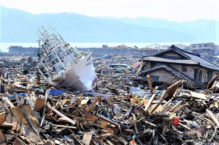 Theo thống kê chính thức của Cơ quan Cảnh sát Quốc gia Nhật Bản, 15.899 người đã thiệt mạng với 2.572 người vẫn mất tích và được cho là đã chết. Trên 6.000 người bị thương. Nhiều thị trấn bị xóa sổ khỏi bản đồ.