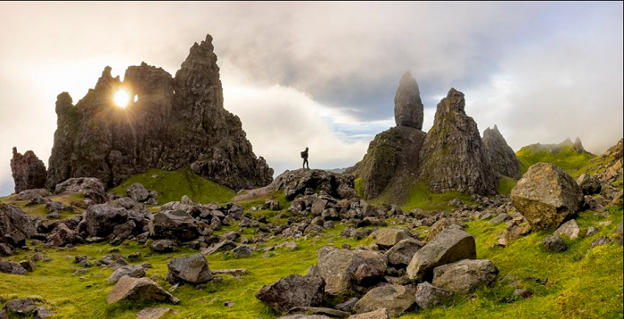 Nhưng điều đặc biệt của cụm camera hoàn toàn mới này không chỉ nằm ở việc người dùng có thể chụp ra những tấm ảnh sắc nét, có độ chi tiết cao. The Verge nhận định điểm sáng của camera trên iPhone Pro là cảm biến tele 12 MP ở giữa. 
