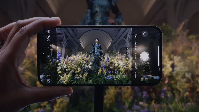 Song, zoom 2x sẽ bộc lộ lợi thế của mình trong điều kiện ánh sáng đầy đủ với những vật thể gần, đặc biệt là với ảnh chân dung. Biết được điều này, Apple đã cài mặc định ống kính zoom 2x mỗi khi người dùng sử dụng chế độ chụp chân dung. 