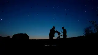 Để quan sát mưa sao băng rõ hơn, bạn cũng nên để mắt làm quen với bóng tối khoảng 15-20 phút và chọn nơi quan sát thoáng đãng, cũng như hy vọng thời tiết sẽ tốt.