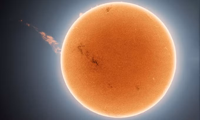 Đây là một vụ phun trào nhật hoa (CME), hướng về phía cách xa khỏi Trái Đất, Live Science hôm 6/10 đưa tin.