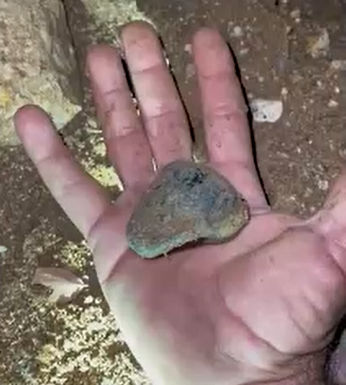 Matt Betteridge tìm thấy viên đá quý cách nơi anh đang sống khoảng 100 mét. Đó là vùng đất hóa thạch Reward gần Rubyvale với các mỏ đá ở Queensland.