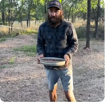 Trong video chia sẻ trên trang TikTok cá nhân, Matt Betteridge cho mọi người nhìn toàn cảnh từ lúc phát hiện ánh sáng lấp lánh trên mặt đất đến khi anh đào lên để lộ toàn bộ viên đá quý.