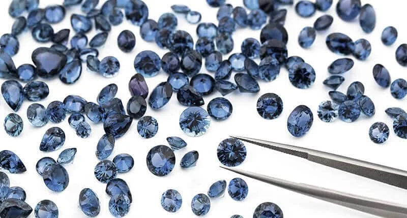 Nguồn gốc tên gọi của đá Sapphire bắt nguồn từ tiếng Hy Lạp với nghĩa “Đá màu Xanh da trời”. Dễ nhận thấy dòng đá quý có màu xanh biển nổi bật hơn cả. Điều này có được nhờ các lớp Titan, Crom, Magie,… trong thành phần cấu tạo của đá tạo nên.