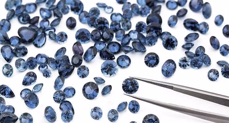Nguồn gốc tên gọi của đá Sapphire bắt nguồn từ tiếng Hy Lạp với nghĩa “Đá màu Xanh da trời”. Dễ nhận thấy dòng đá quý có màu xanh biển nổi bật hơn cả. Điều này có được nhờ các lớp Titan, Crom, Magie,… trong thành phần cấu tạo của đá tạo nên.