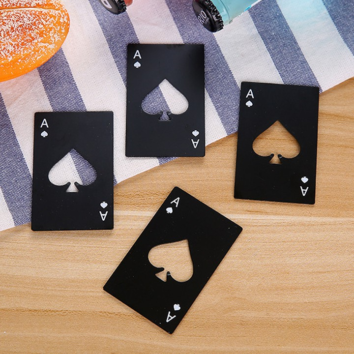 Át bích còn liên quan tới Yule, cách gọi thời xưa của một số nước châu Âu chỉ giai đoạn đầu của mùa đông, bắt đầu từ ngày 21/12. Đây cũng là thời điểm nạn đói hoành hành do thời tiết khắc nghiệt.