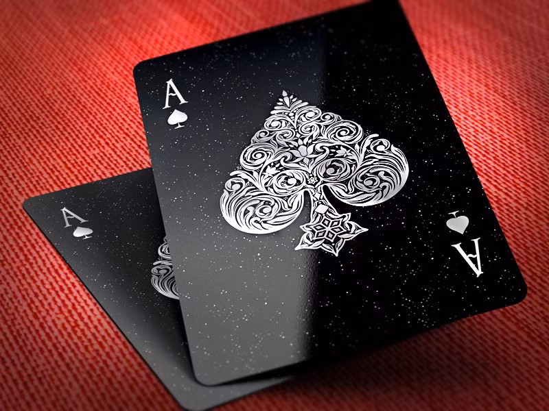  Át bích (hay quân Át chủ bài, tiếng Anh: Aces of Spades) là lá bài dễ nhận thấy nhất trong bất cứ bộ bài nào vì các họa tiết được thiết kế rất công phu. Nhưng không phải ngẫu nhiên, nó được lựa chọn để trở thành lá bài đặc biệt nhất của bộ bài Tây. Đằng sau nó là những câu chuyện rất thú vị.