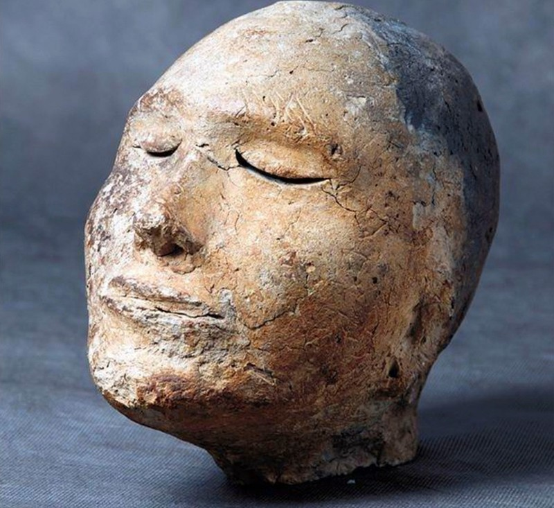 Các nhà khảo cổ đã phát hiện hài cốt của 30 người đã được hỏa táng và đặt bên trong các thi thể giả làm bằng vải và da. Mặt nạ người chết làm bằng thạch cao cung cấp khuôn mặt cho các thi thể giả.