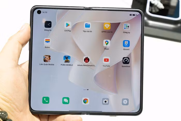 Với màn hình kích thước lớn điện thoại Pixel Fold của Google sẽ giúp người dùng có được trải nghiệm xem phim, chơi game cực đã như đang dùng máy tính bảng. Nhưng lại vô cùng tiện lợi để mang theo bên mình ở mọi nơi.