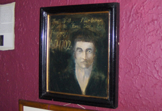 Điển hình vào năm 1967, hai phi công của không quân hoàng gia đã vô tình ngồi lên chiếc ghế và ngay sau đó, chiếc xe của họ đã gặp tai nạn. Khi làm vệ sinh quán, một người phụ nữ đã bị trượt chân và không may ngã nhào xuống chiếc ghế đó. Thật đáng buồn thì không lâu sau, bà cũng qua đời vì một khối u não.