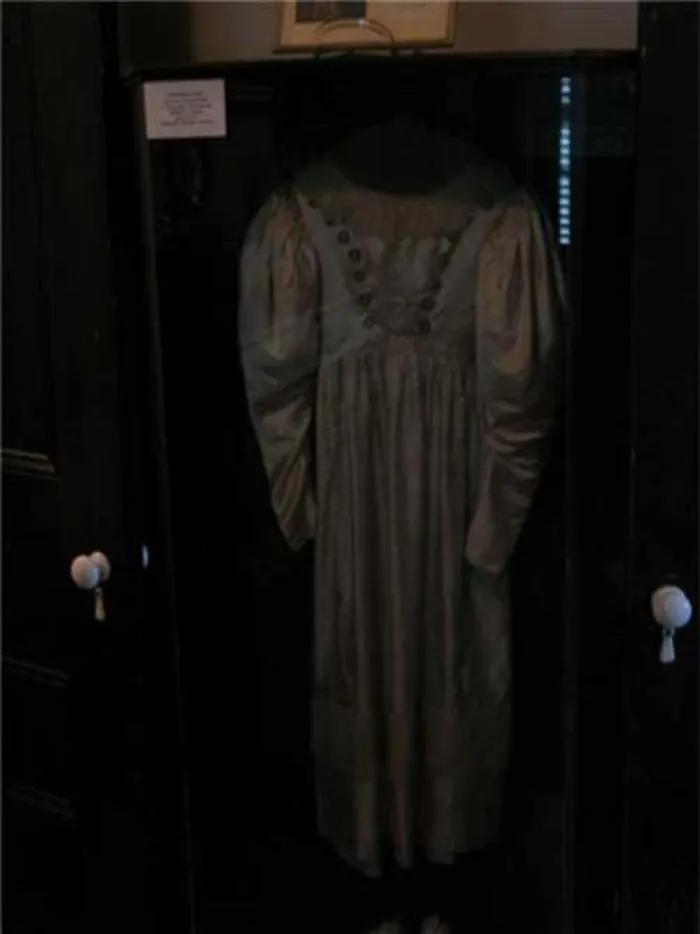  1. Chiếc váy cưới biết nhảy múa: Đây là chiếc váy cưới bị nguyền rủa nổi tiếng nhất thế giới, bộ váy là niềm cảm hứng dồi dào cho lĩnh vực phim ảnh kinh dị.Năm 1849, một cô gái đến từ gia đình giàu có tên là Anna Baker đã yêu một thợ làm thiếc. Cha của Anna là ông Ellis Bake đã ngăn cản cô kết hôn với chàng trai lao động và luôn muốn gả cô cho một người giàu có khác.