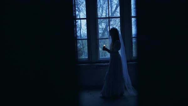 Nhiều năm sau, bộ váy cưới được quyên cho một tổ chức xã hội và căn nhà của cô Baker biến thành bảo tàng. Bộ váy cưới được đặt trong tủ kính ở cạnh phòng của của bà Anna Baker. Sau khi bà chết, các quan khách đến thăm nhà đã thấy bộ váy cưới có thể tự nhảy múa