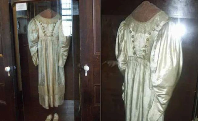 Đặc biệt vào những đêm trăng tròn, bộ váy tự đi từ bên này sang bên kia, đứng trước gương và tự thán phục mình. Các nhà siêu nhiên học đã nghiên cứu và cho rằng hồn ma của cô dâu Anna Baker đã đòi lại chiếc váy và ám vào nó.