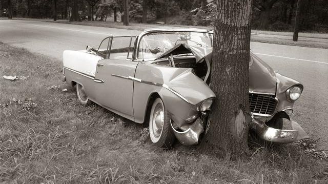 Một người đàn ông giao hàng khi xếp đồ vào tầng hầm vô tình ngồi vào chiếc ghế để nghỉ và cũng bị tai nạn ngay hôm đó. Chính vì vậy vào năm 1972, chủ quán rượu đã tặng chiếc ghế cho bảo tàng địa phương.