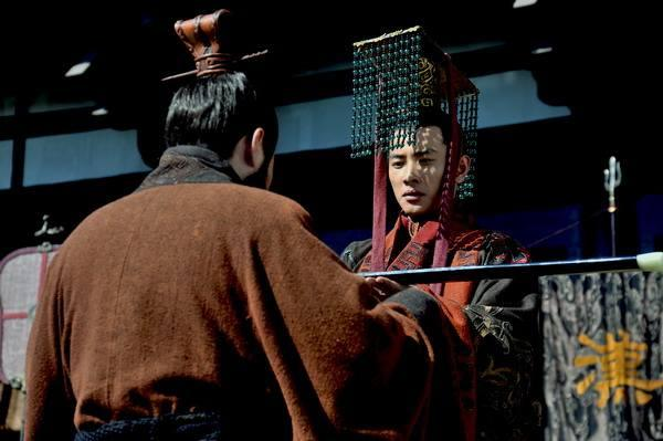 Đổng Thừa bí mật bàn bạc việc này với Lưu Bị và một số quan lại trong triều. Tuy nhiên, Tào Tháo phát giác ra việc Đổng Thừa cầm đầu nhóm các tướng mưu giúp Hán Hiến Đế giết mình, nên đồng loạt xử tử Đổng Thừa và những người đồng mưu. Lưu Bị nghe tin Đổng Thừa bị giết, mưu sự đã lộ, trước sau cũng bị Tào Tháo đánh, bèn dẫn quân về đánh chiếm lại Từ Châu.