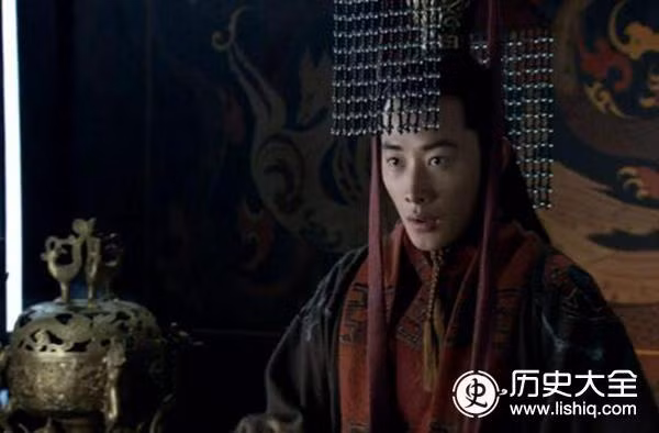 Năm Trung Bình thứ 6 (189), tháng 4, Hán Linh Đế băng hà. Anh Lưu Hiệp là Lưu Biện lên nối ngôi, tức là Hán Thiếu Đế. Lưu Hiệp ban đầu được phong làm Bột Hải vương, sau đó là Trần Lưu vương.