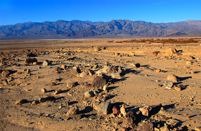 Các sa mạc ở những nơi khác nhau có độ dày của các lớp cát khác nhau, ngay trong cùng một sa mạc thì độ dày của các lớp cát ở các vị trí khác nhau cũng khác nhau. Thường thì rìa sa mạc là nơi cát mỏng nhất. Theo thống kê, độ dày trung bình của các sa mạc trên thế giới vào khoảng 3,5 mét. Vậy nếu tất cả cát trong sa mạc bị đào bới, những gì sẽ xuất hiện dưới cùng?