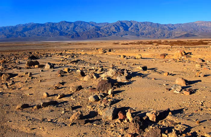 Các sa mạc ở những nơi khác nhau có độ dày của các lớp cát khác nhau, ngay trong cùng một sa mạc thì độ dày của các lớp cát ở các vị trí khác nhau cũng khác nhau. Thường thì rìa sa mạc là nơi cát mỏng nhất. Theo thống kê, độ dày trung bình của các sa mạc trên thế giới vào khoảng 3,5 mét. Vậy nếu tất cả cát trong sa mạc bị đào bới, những gì sẽ xuất hiện dưới cùng?