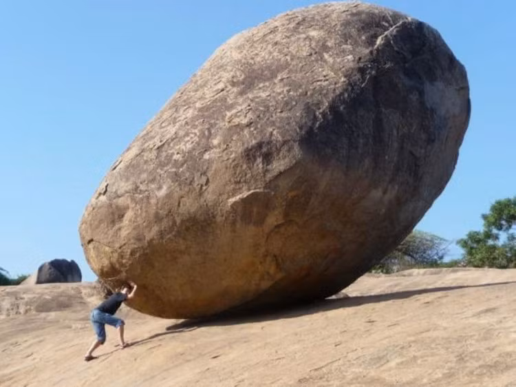 Tuy mặt tiếp xúc của tảng đá này với ngọn đồi nghiêng phía dưới rất hẹp, trông có vẻ chỉ cần một cái đẩy nhẹ là lăn xuống dưới nhưng hòn đá này đã tồn tại hơn 1.300 năm dưới thời tiết nắng mưa, sương gió, mà vẫn không hề bị di chuyển, bất chấp mọi nỗ lực dịch chuyển.