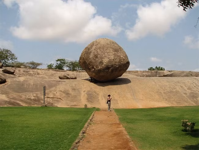 Nhiều nỗ lực đã được thực hiện qua nhiều thế kỷ nhằm di chuyển tảng đá Krishna’s Butter Ball, nhưng không mang lại kết quả.