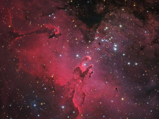 Các vật thể càng ở xa thì ánh sáng của chúng càng mất nhiều thời gian để đến Trái Đất. Vì vậy, việc quan sát vũ trụ sâu thẳm chính là nhìn lại quá khứ xa xôi. Đó là lý do siêu kính viễn vọng của NASA được mệnh danh là "công cụ nhìn xuyên quá khứ".