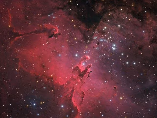 Các vật thể càng ở xa thì ánh sáng của chúng càng mất nhiều thời gian để đến Trái Đất. Vì vậy, việc quan sát vũ trụ sâu thẳm chính là nhìn lại quá khứ xa xôi. Đó là lý do siêu kính viễn vọng của NASA được mệnh danh là "công cụ nhìn xuyên quá khứ".