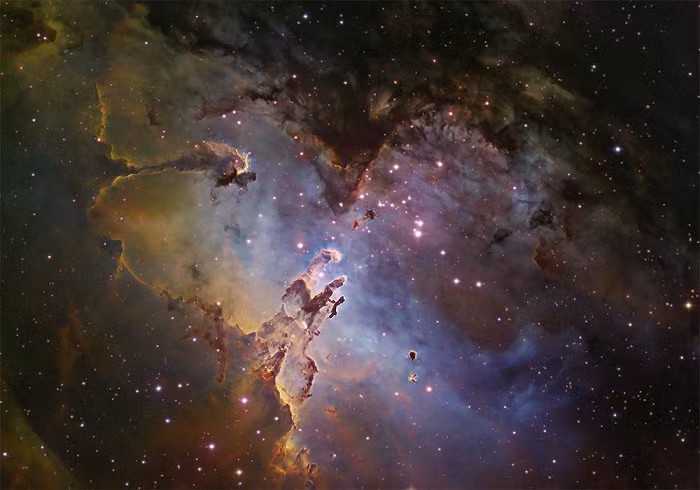 Là một phần của tinh vân Đại bàng trong chòm sao Cự Xà, cách Trái Đất khoảng 7.000 năm ánh sáng, tinh vân khổng lồ này từng khiến các nhà thiên văn học sửng sốt với vẻ đẹp của chúng khi lần đầu tiên được chụp bởi kính viễn vọng không gian Hubble vào ngày 1/4/1995.