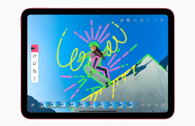 iPad thế hệ 10 được bán với giá 449 USD cho phiên bản 64 GB. Apple vẫn duy trì bán model cũ với giá rẻ hơn là 329 USD.