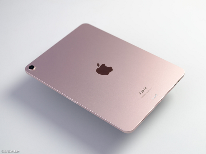 iPad trải qua điều tương tự trong khoảng thời gian này. Mặc dù iPad Air cũng vừa ra mắt phiên bản màu hồng. Nhưng người dùng vẫn khó có thể cảm nhận được sắc hồng trên hình ảnh truyền thông lẫn khi thực tế trải nghiệm sản phẩm này.
