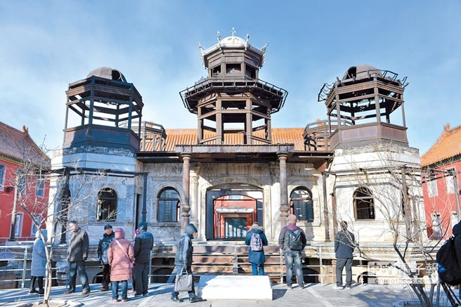 Thông qua bản đồ hậu cung Tử Cấm Thành thời xưa, Diên Hi cung nằm sát một cửa thành. Vì thế xung quanh nơi đây từ thời xưa đã có nhiều người qua lại, cục diện tương đối phức tạp.