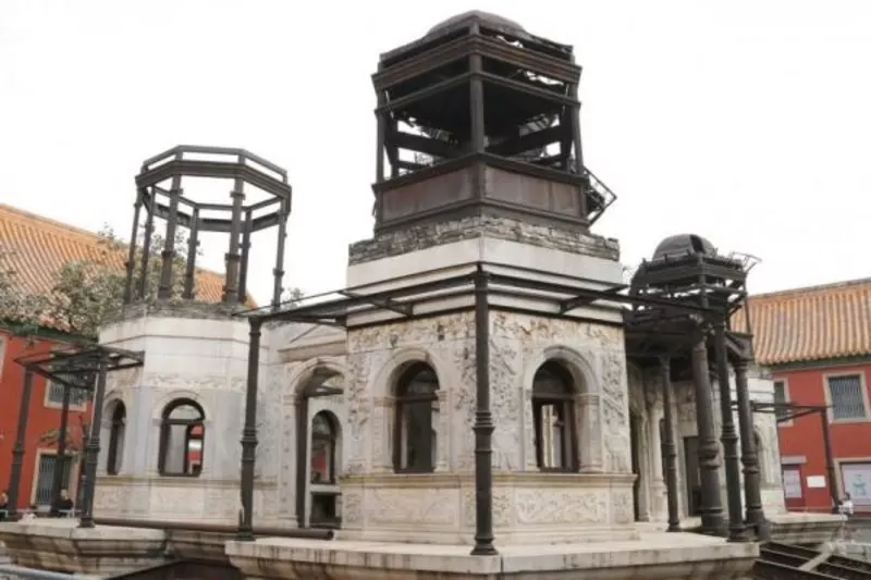 Năm 1900, liên quân 8 nước đánh vào Bắc Kinh, Quang Tự Hoàng đế lúc đó lại không có ở kinh thành. Nhân cơ hội Hoàng đế vắng mặt, Từ Hi đã sai người đẩy Trân phi dưới giếng rồi chạy trốn khỏi Tử Cấm Thành. Phải tới 1 năm sau, thi thể của vị phi tử xấu số mới được vớt lên. Kể từ đó, chiếc giếng nơi chứng kiến thảm kịch của nàng ái phi ấy đã được đặt tên là giếng Trân phi.