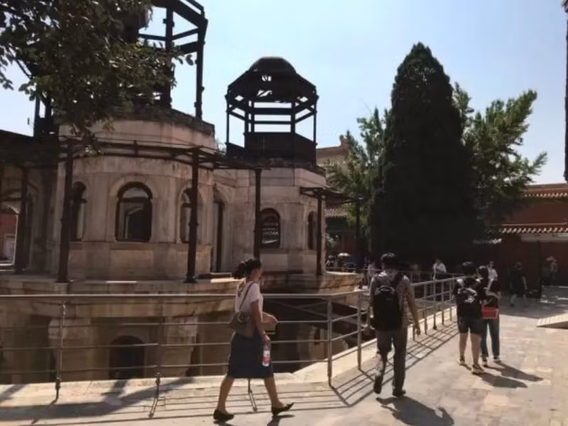 Vào năm Dân quốc thứ 4 (1915), giếng Trân Phi được chế tác thêm hai lỗ nhỏ rồi dùng côn sắt khóa ngang, từ đó không còn được sử dụng.