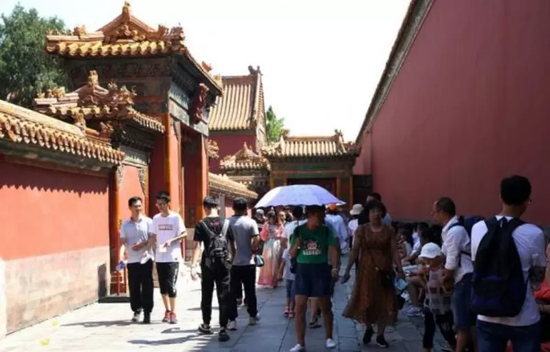 Ngày nay, chiếc giếng này đã trở thành địa điểm tham quan có tiếng. Thế nhưng có một số giai thoại nói rằng, du khách nào đi qua nơi đây đều cảm thấy có một luồng khí lạnh tỏa ra từ miệng giếng.