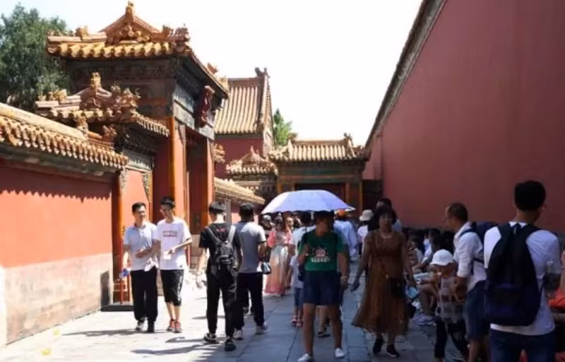 Ngày nay, chiếc giếng này đã trở thành địa điểm tham quan có tiếng. Thế nhưng có một số giai thoại nói rằng, du khách nào đi qua nơi đây đều cảm thấy có một luồng khí lạnh tỏa ra từ miệng giếng.