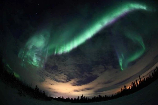 Trong bức hình, bề mặt Trái Đất như được phủ một dải ánh sáng xanh lục "kỳ quái", trải rộng khắp Bắc bán cầu. Hiện tượng trên chỉ kéo dài trong vài giờ, trước khi bị che mờ bởi ánh sáng Mặt Trời.