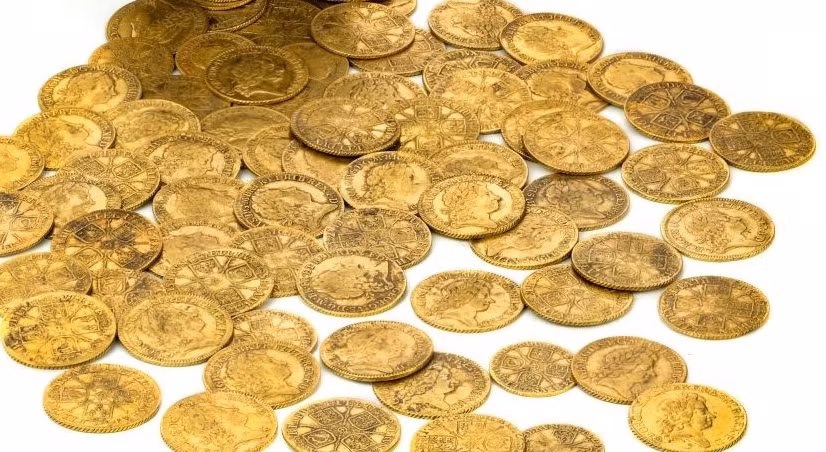 Theo luật của Anh, nếu số đồng xu này có niên đại trên 300 năm thì sẽ được xếp vào hàng vật mang giá trị khảo cổ và thuộc sở hữu của quốc gia. Tuy nhiên, những đồng tiền vàng mà cặp vợ chồng này tìm thấy chưa đầy 300 năm tuổi, điều này có nghĩa rằng họ được toàn quyền sở hữu kho báu này.