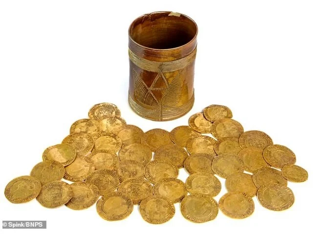 Mới đây, một cặp vợ chồng giấu tên sinh sống ở Ellerby, East Yorkshire, Anh đã phát hiện ra kho báu "cực khủng" gồm nhiều tiền vàng cổ khi sửa nhà.