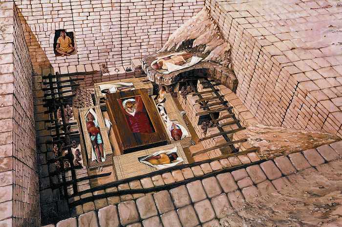 Những chiếc vòng cổ được gắn các hạt vàng và bạc hình hạt lạc (đậu phộng), một loại lương thực quan trọng của người Moche. Mười hạt bên phải bằng vàng biểu thị nam tính và thần Mặt trời, mười hạt bên trái bằng bạc biểu thị nữ tính và thần Mặt trăng.