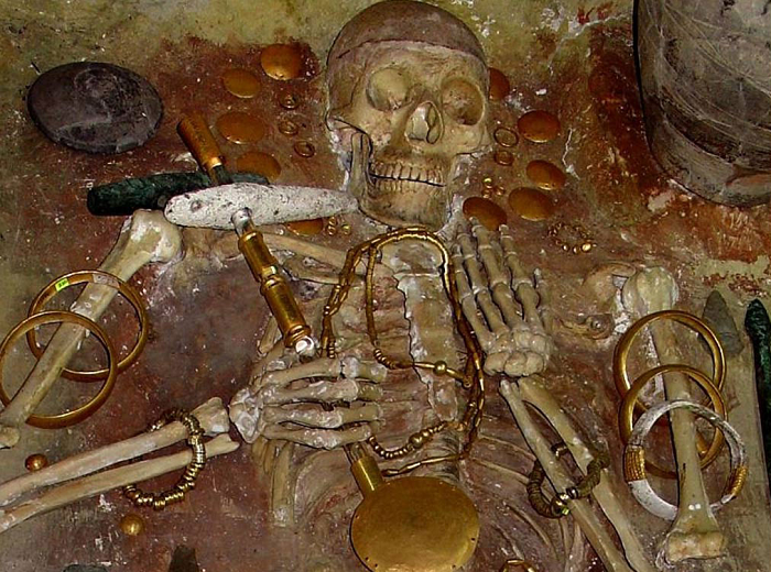  3. Người đàn ông Varna và số vàng khổng lồ: Vào năm 1970, các nhà khảo cổ ở Bulgaria đã phát hiện ra một nghĩa địa thời đồ đồng từ thiên niên kỷ thứ 5 trước Công nguyên, chứa những đồ tạo tác bằng vàng ở gần thành phố Varna ngày nay. Nhưng phải đến ngôi mộ số 43, họ mới nhận ra ý nghĩa thực sự của phát hiện này.