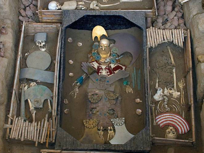 Trong mộ chôn cùng với Chúa tể Sipan còn có nhiều loại vật dụng dành cho các nghi lễ như vỏ sò biển, lục lạc bằng vàng và bạc, dao, mặt nạ Thần chết bằng vàng, những chiếc chuông vàng khắc hình một vị thần đang chặt đầu người, ba chiếc mũ và hằng trăm chuỗi hạt. Tổng cộng có 451 đồ tùy táng với đủ các chất liệu đã được chôn cùng Chúa tể Sipan để ông dùng ở thế giới bên kia.