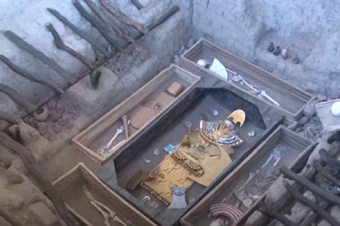 Ông ta được chôn cùng rất nhiều đồ vàng, bạc, đồng, cùng đồ trang sức, một chiếc mũ lưỡi liềm lớn gắn lông vũ, một mặt nạ, một số tấm che ngực được cẩn bằng hàng trăm vỏ ốc xà cừ, vòng cổ, khuyên tai, khuyên mũi, một quyền trượng bằng vàng và bạc, những dài vải mạ vàng được may trên trang phục, những tấm chắn lưng dập bằng vàng dùng cho các chiến binh…