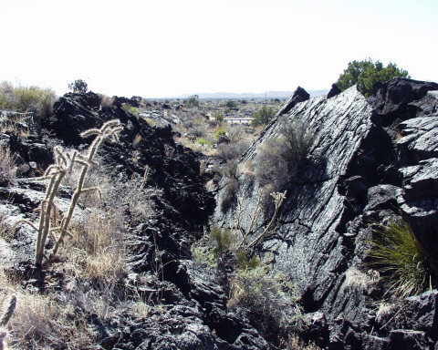 Trong thời gian đó, macma từ từ chảy ra khỏi mặt đất từ một ngọn núi lửa dưới bề mặt. 