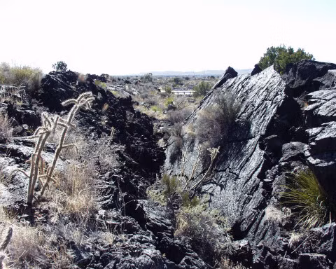 Trong thời gian đó, macma từ từ chảy ra khỏi mặt đất từ một ngọn núi lửa dưới bề mặt. 