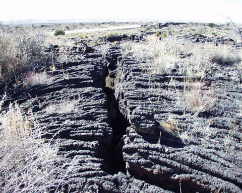 Các ước tính tuổi ban đầu dao động từ 1.000 đến 1.500 năm trước, nhưng các kỹ thuật xác định niên đại vũ trụ gần đây cho thấy niên đại phun trào khoảng 5.200 năm trước.