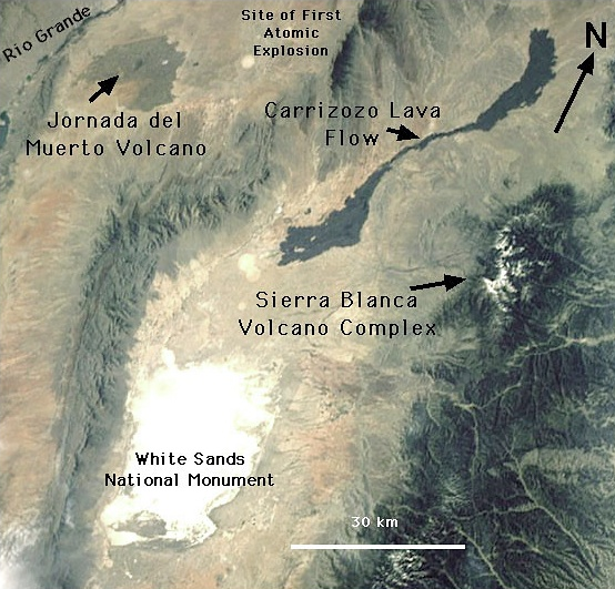 Phần lớn dung nham trong hình ảnh nổi lên từ một lỗ thông hơi nhỏ, cao 27 mét mà người dân địa phương gọi là "đỉnh nhỏ màu đen". Lỗ thông hơi nằm ở giữa vùng suy yếu của lớp vỏ, gọi là đường Capitan, vị trí magma dễ dàng đi qua vỏ Trái Đất và phun trào trên bề mặt. 