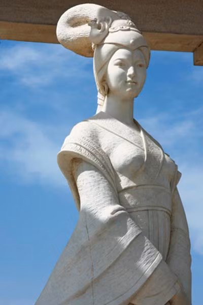 Tượng nàng Vương Chiêu Quân bằng đá trắng trong khu lăng mộ.