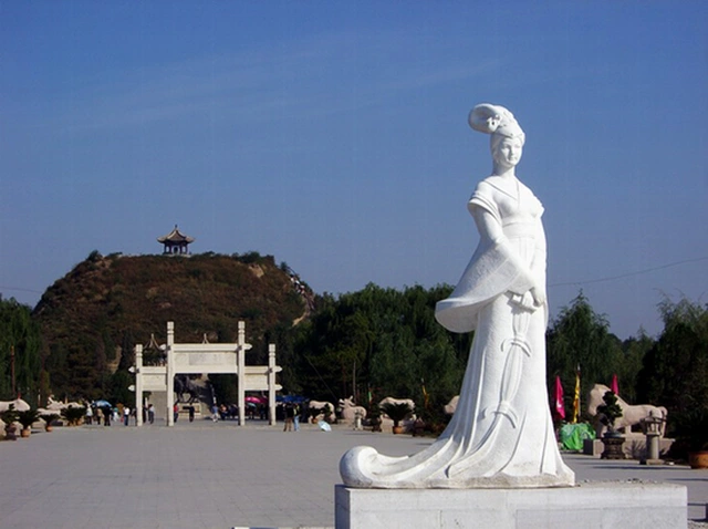 Nằm ở ngoại ô thành phố Hoi Hot, thủ phủ khu tự trị Nội Mông, Trung Quốc, khu lăng mộ của Vương Chiêu Quân to lớn đồ sộ hơn người ta tưởng.